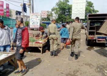 Satpol pp bongkar paksa teras ruko dan pkl tak berijin di Cileungsi Bogor