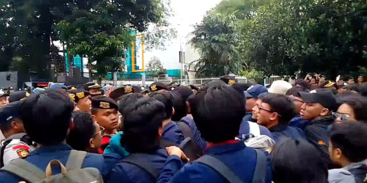 100 Hari Kerja Mahasiswa Demo Kebijakan Prabowo – Gibran