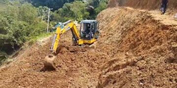 Akses Jalan Terputus Akibat Longsor, Pemerintah Desa Jampangtengah Kerahkan Alat Berat Buka Akses Jalan untuk kendaraan Bermotor.