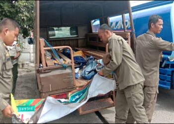 Puluhan Spanduk Di Tertibkan Pol PP Ciomas Kabupaten Bogor