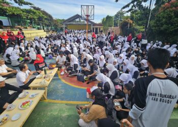 Menteri Hanif Faisol diskusi Pemilahan Sampah Bersama Ratusan  Siswa SMA Negeri 1 Sukaraja