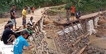 Warga Cibitung Sukabumi Gotong Royong bangun Jembatan Sementara