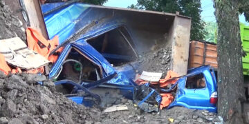 Truk Pasir Oleng Timpa Minibus, 4 orang meninggal, Enam lainnya luka serius