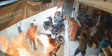 Iseng Main Korek Gas Saat isi Bensin Eceran, Kakek dan Cucu Tersambar Api