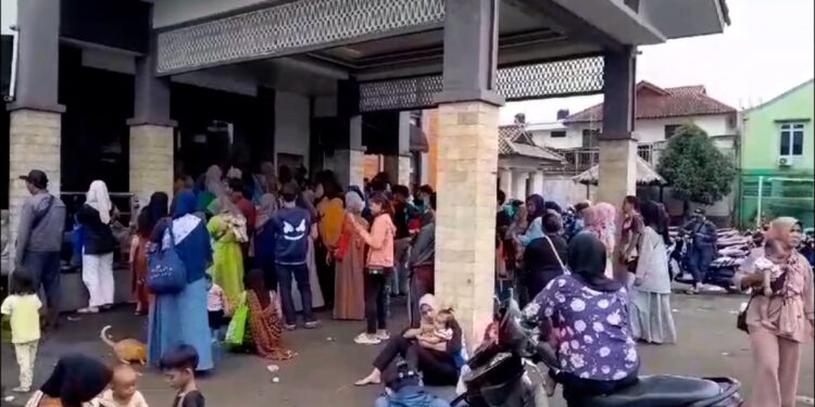 Ratusan Warga Dramaga Antre Pembuatan KK dan Akte Lahir gratis