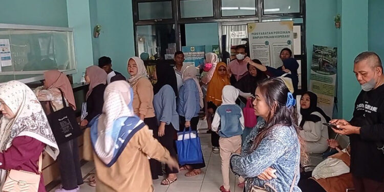 Cek Kesehatan Gratis, Sejumlah Warga Berbondong-bondong Datangi Kantor Kecamatan Kemang