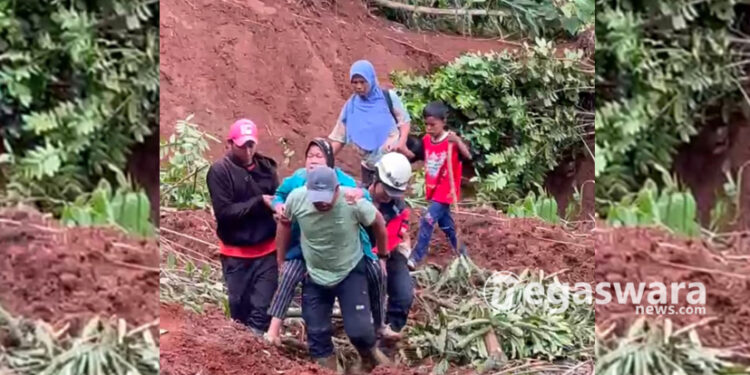 Aipda Slamet Sutopo Terpaksa Gendong Ai Suheti Lansia 80 Tahun ke Pengungsian
