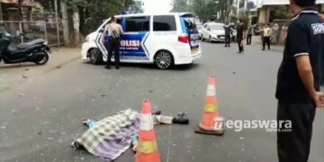 Pemotor Tewas Adu Banteng Hantam Pick Up di Jalan Transyogi