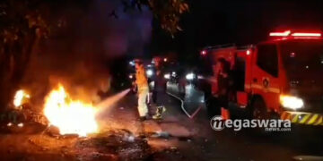 Sepeda Motor Terseret Minibus Dan Terbakar