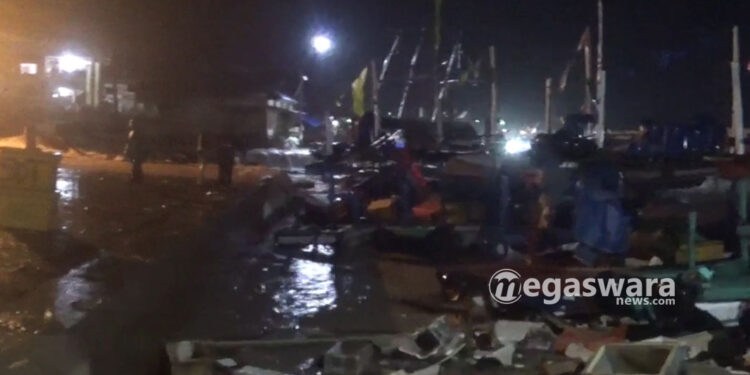 Puluhan Perahu Nelayan di Pasar Ikan Rusak di Terjang Banjir