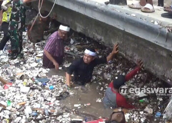 Dedi Mulyadi Nyebur ke Kali Bantu Warga Bersihkan Sampah