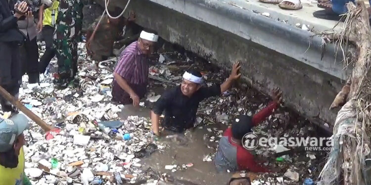 Dedi Mulyadi Nyebur ke Kali Bantu Warga Bersihkan Sampah