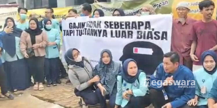 karyawan RS Rajak Hospital demo Tuntut Gaji Full