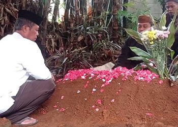 Isak Tangis Keluarga Warnai Pemakaman Bocah Tertimbun Longsor Di Bogor