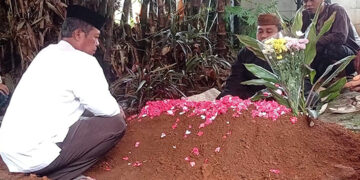 Isak Tangis Keluarga Warnai Pemakaman Bocah Tertimbun Longsor Di Bogor