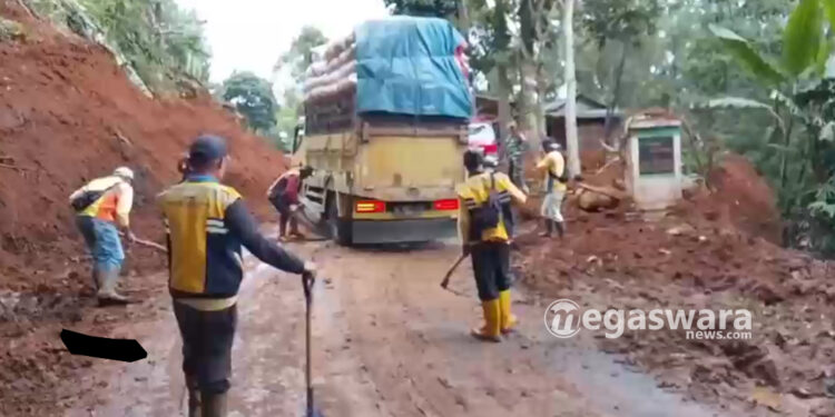 Material Longsor di Kecamatan Lengkong Halangi Lalulintas Jalan, Akibatnya Kendaraan Tak bergerak