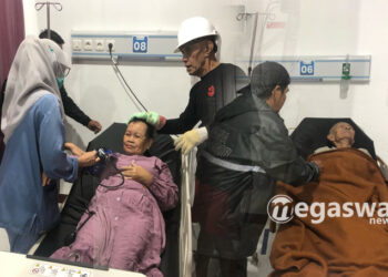 Diguyur Hujan Deras Rumah Terseret Tebing Longsor, 2 Lansia Tertimbun