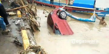 di Tinggal Mancing Pemiliknya, Mobil Terparkir Jatuh Ke laut