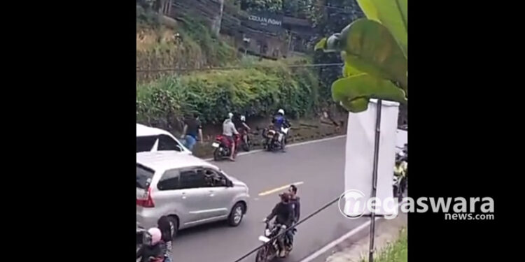Viral Oknum Polantas Kawal Mobil Mewah Pepet Pemotor dipuncak
