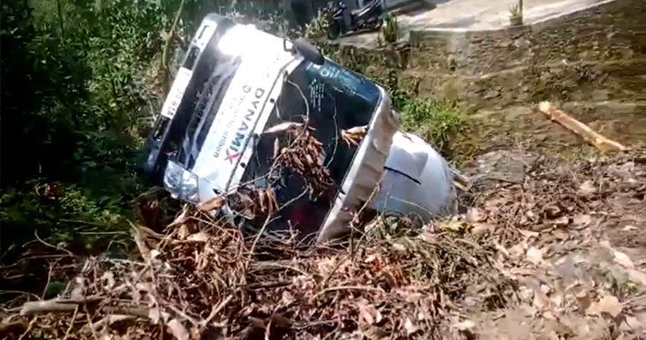 Tak Kuat Nanjak, Truk Proyek Jembatan PUPR di Leuwisadeng Terjun Ke Sungai