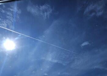 Bahayakah Chemtrail (Asap Putih Jejak Pesawat) di Langit