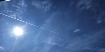 Bahayakah Chemtrail (Asap Putih Jejak Pesawat) di Langit