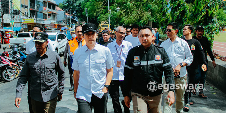 Wisatawan Membludak, Dedie Rachim Pantau Lalu Lintas di Sekitar Alun-alun