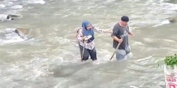 Guru Hamil 7 Bulan Terpaksa Lewati Sungai Cikaso Demi Tetap Bisa Mengajar