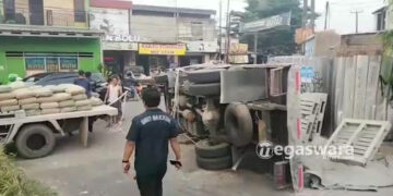 Truk Pengangkut Semen Terbalik Senggol Pick Up