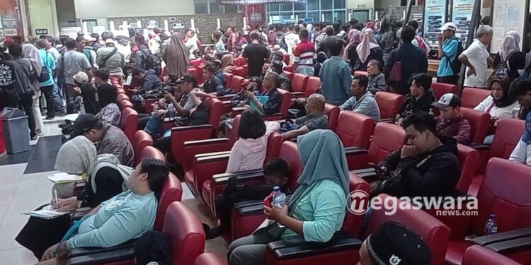 Hari Pertama Kerja, Pemohon Pajak Di Kantor Samsat Kabupaten Bogor Membludak