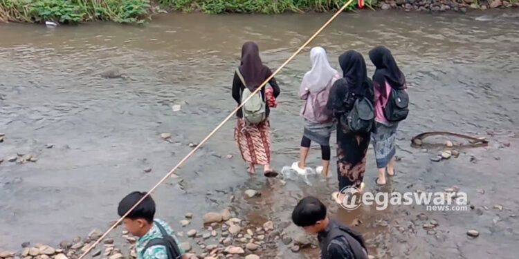 Hari Kartini, Sejumlah Siswi Berkebaya Nekat Lintasi Sungai Menuju Sekolah