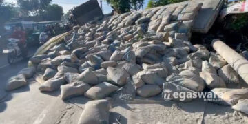 Truk Bermuatan Semen Terguling di Jalan Sukabumi – Bogor