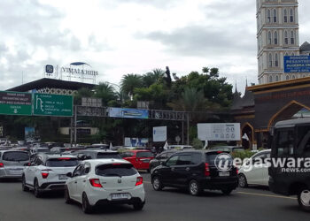 hari kedua lebaran puncak mulai di padati kendaraan