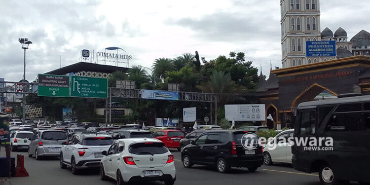 hari kedua lebaran puncak mulai di padati kendaraan
