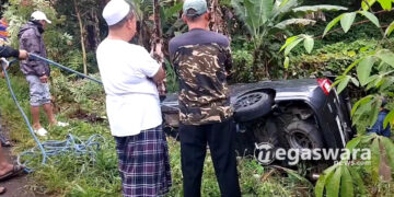 Hendak Liburan, Minibus Wisatawan Gunung Salak Endah Terjun Ke Parit