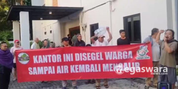 Puluhan Warga Subangjaya Segel Kantor PDAM Kota Sukabumi