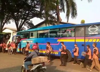 Ratusan Buruh Asal Bogor Ikut Peringati Hari Buruh Internasional di Monas