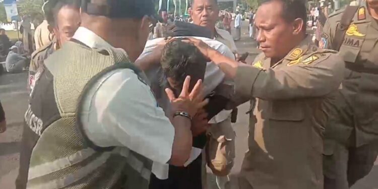 Pria Diamankan Satpol PP Usai Mencopet Pengantar Calon Jamaah Haji
