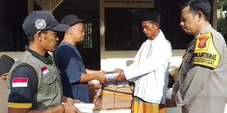 komunitas Pecinta Pendaki Gunung Ulurkan 50 Mushab Qur’an Untuk Mushala