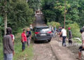Tanjakan Curam dan Minim PJU, Warga Secara Swadaya Perbaiki Jalan Rusak