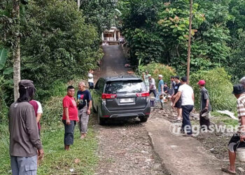 Tanjakan Curam dan Minim PJU, Warga Secara Swadaya Perbaiki Jalan Rusak