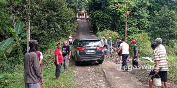 Tanjakan Curam dan Minim PJU, Warga Secara Swadaya Perbaiki Jalan Rusak