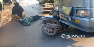 Pemotor Gagal Nyalip Tabrak Kendaraan TNI di Cileungsi