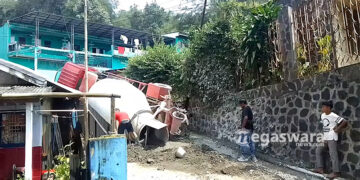 Tak Kuat Nanjak, Truk  Molen Terbalik Menimpa Rumah Warga