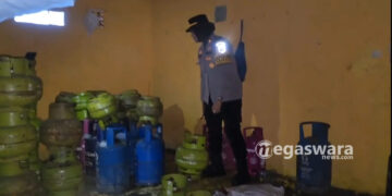 Petugas Grebeg Gudang Pengoplos Gas Melon di Dramaga
