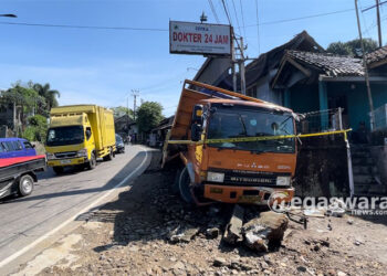 Lagi-Lagi Diduga Rem Blong, Truk Muatan Kramik Terprosok dan Tabrak Rumah
