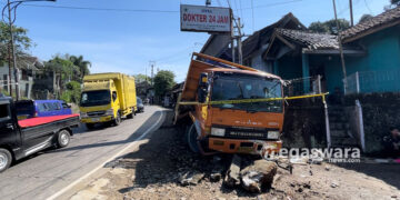Lagi-Lagi Diduga Rem Blong, Truk Muatan Kramik Terprosok dan Tabrak Rumah