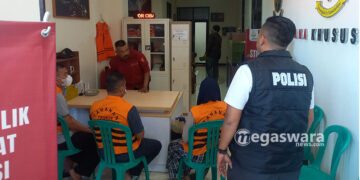 Polres Sukabumi Serahkan Tersangka Korupsi Dinas Perdagangan dan Perindustrian Diserahkan