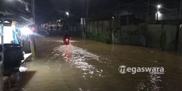 Hujan Deras Guyur Bogor, Sungai Kali Baru Meluap Merendam Akses Jalan Asogiri
