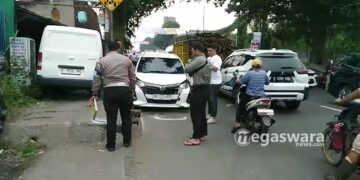 Mini Bus Pengirim Uang, Tabrak Mobil Dan Motor di Cileungsi